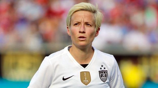 Ganadora del mundial con EE.UU. se une a protesta durante himno