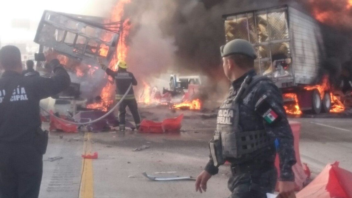 Reabren la México-Querétaro tras incendio de camiones
