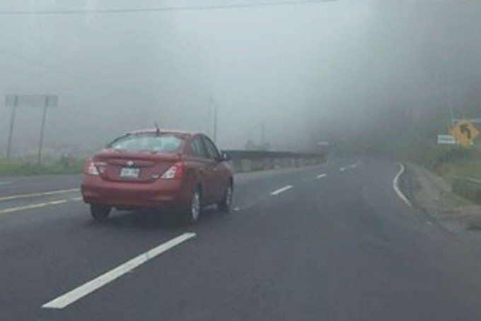 Vehículo sufre volcadura en la México-Toluca