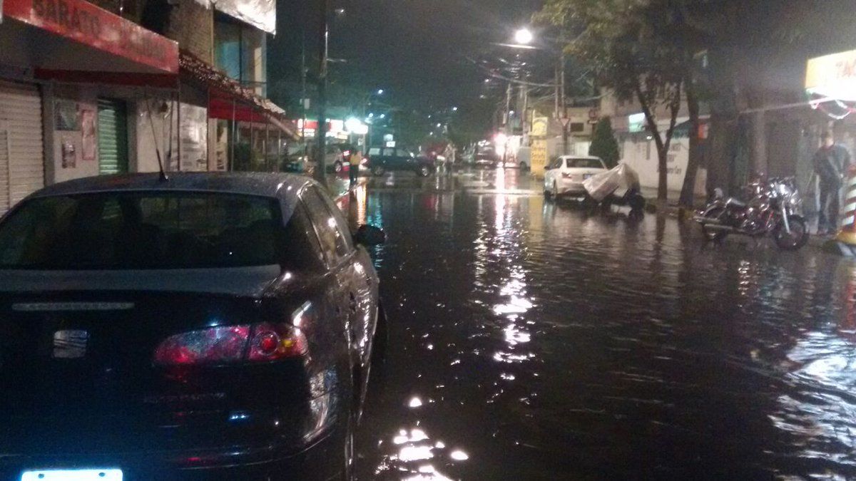 Lluvias provocan desborde de río en Xochimilco