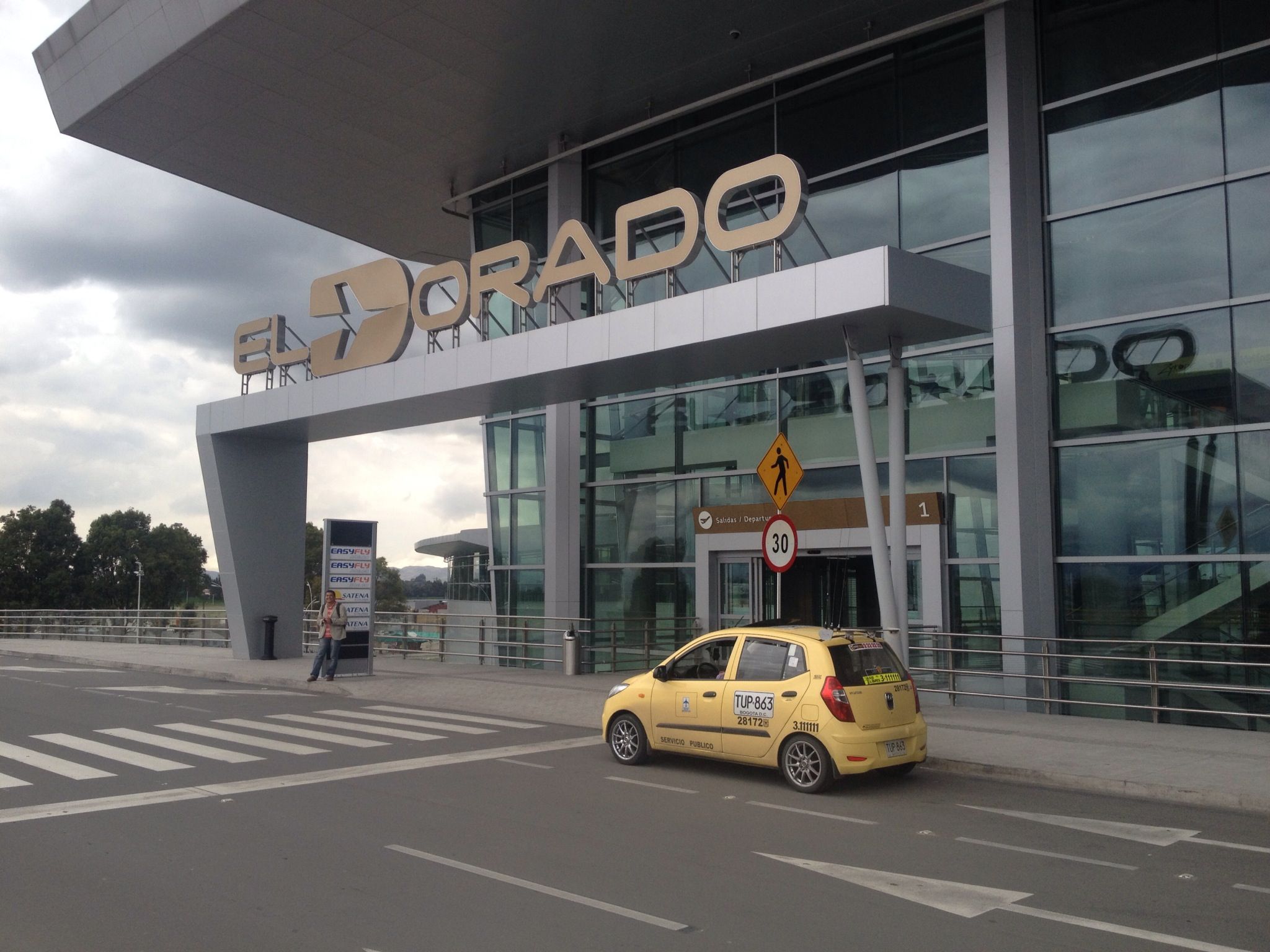 Venezolano se suicida en aeropuerto de Bogotá por perder un vuelo - New-Terminal-Entrance-BOG-LFL