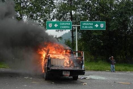 Normalistas vuelven a quemar vehículos en Michoacán