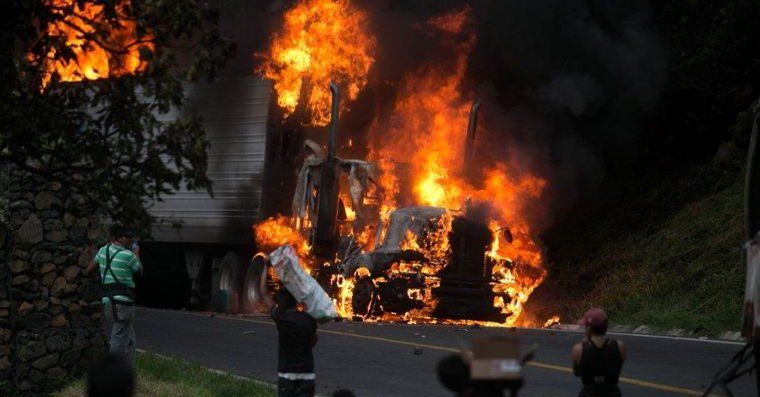 Mando policíaco retenido en Michoacán suplica por su vida