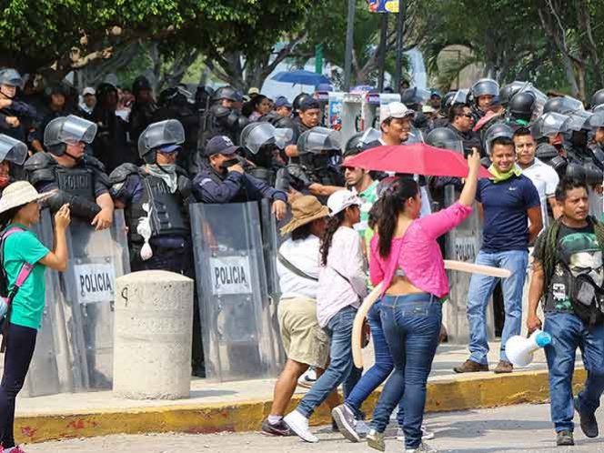 Normalistas irrumpen en instalaciones de Radio y TV en Chiapas