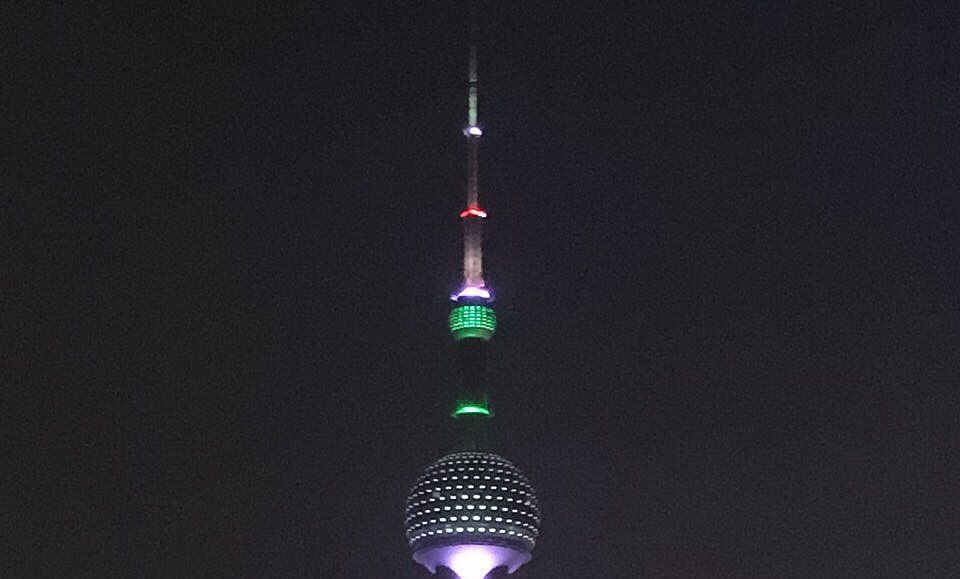 Iluminan la Pearl Tower con los colores de México