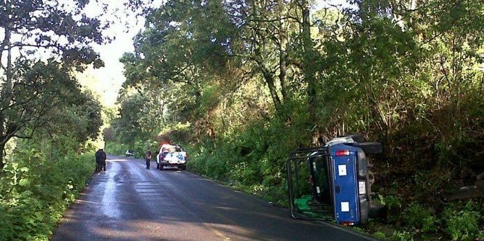 Volcadura de camioneta deja ocho policías heridos en Michoacán