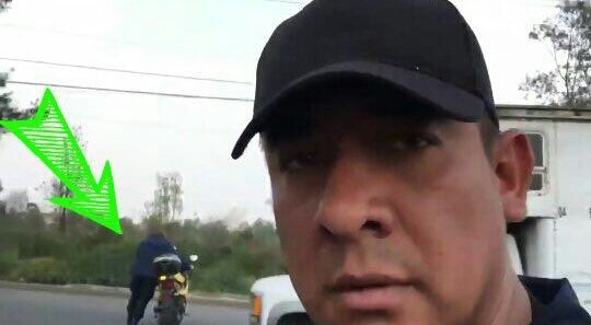 Video: policías agreden a periodista en Neza - Policías-Neza-2