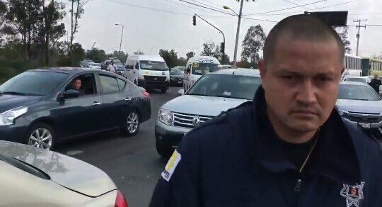 Video: policías agreden a periodista en Neza - Policías-Neza-3
