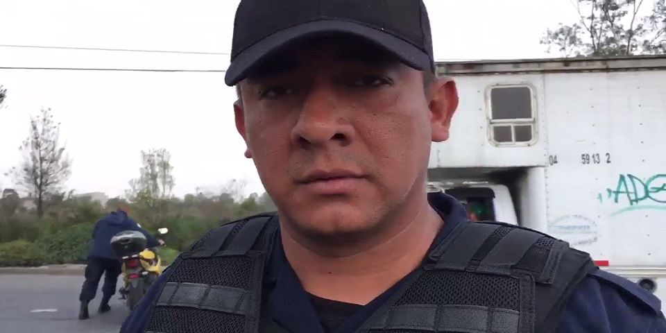 Video: policías agreden a periodista en Neza