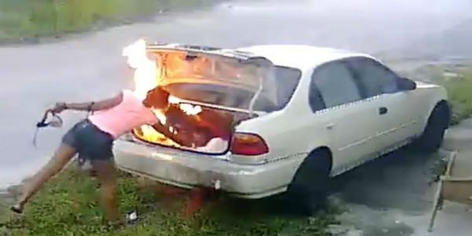 Video: mujer quema auto equivocado, pensó que era el de su exnovio