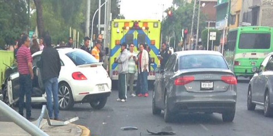 Choque en Iztapalapa deja tres lesionados