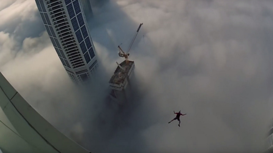 #Viral el increíble salto desde un rascacielos por encima de las nubes