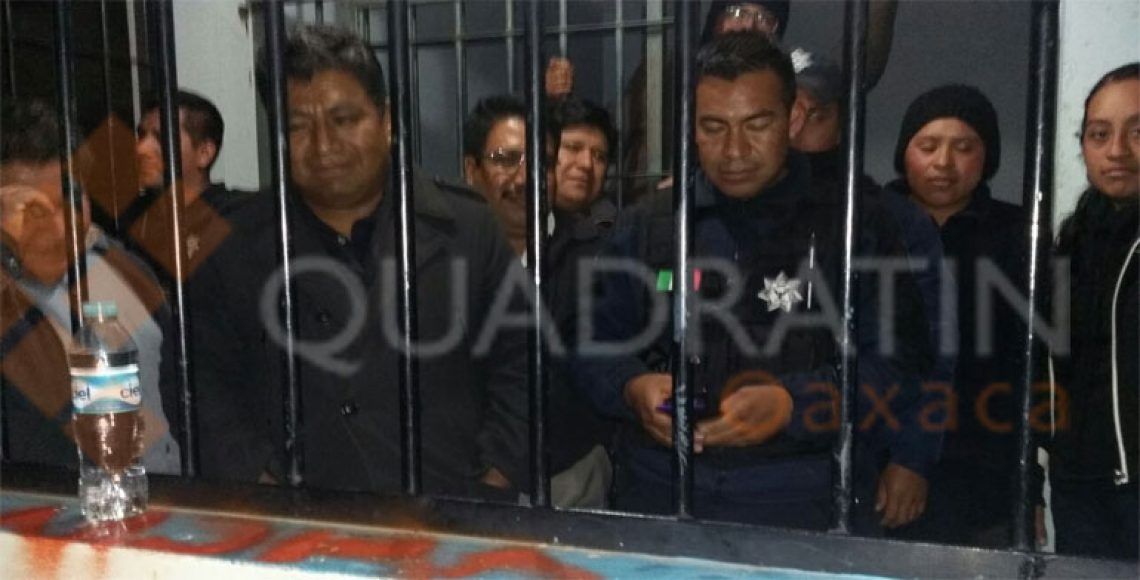 Retienen habitantes a alcalde, funcionarios y policías en Oaxaca