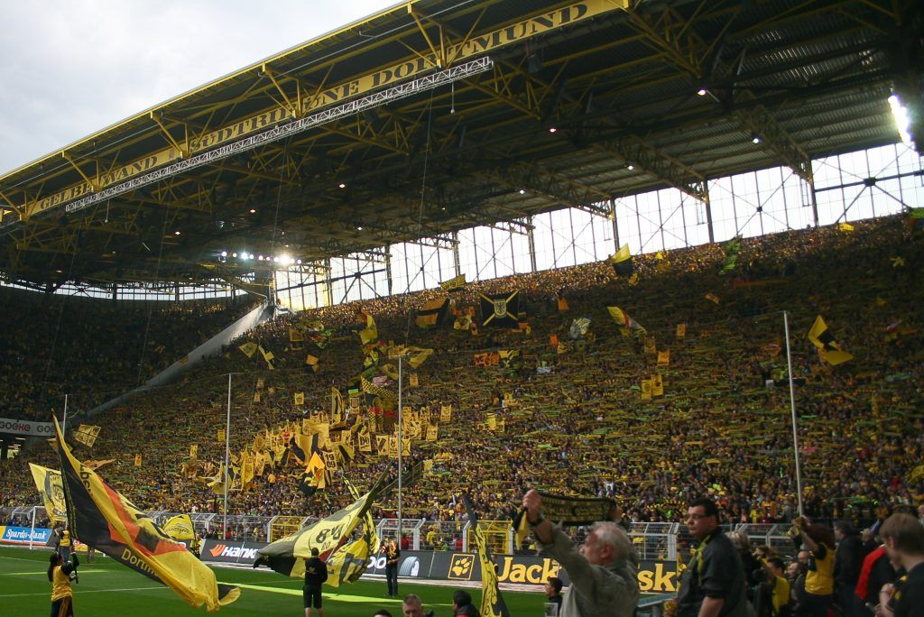 Los 20 estadios que todo aficionado al futbol debe conocer - Südtribüne-Dortmund-1024x684