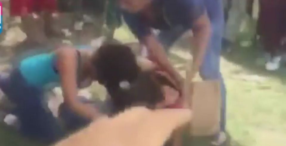 Video: madre promueve pelea de su hija en Tabasco
