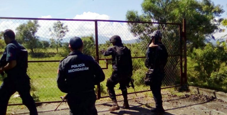 Se enfrentan civiles y policía en Michoacán