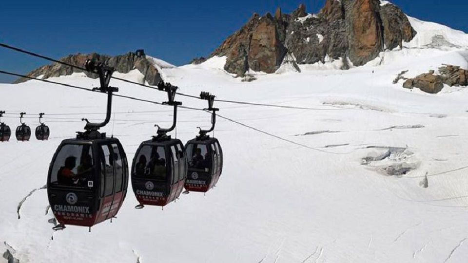 Teleférico en la montaña Mont Blanc deja atrapadas a 110 personas