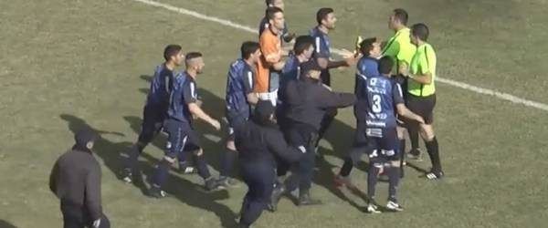 Video: árbitro expulsa a ocho jugadores de un equipo Video: árbitro expulsa a ocho jugadores de un equipo