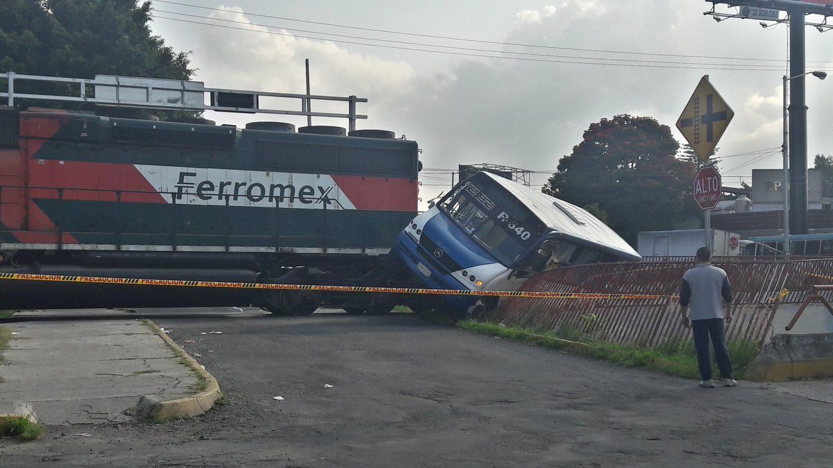 Choque entre camión y tren deja 11 lesionados en Guadalajara