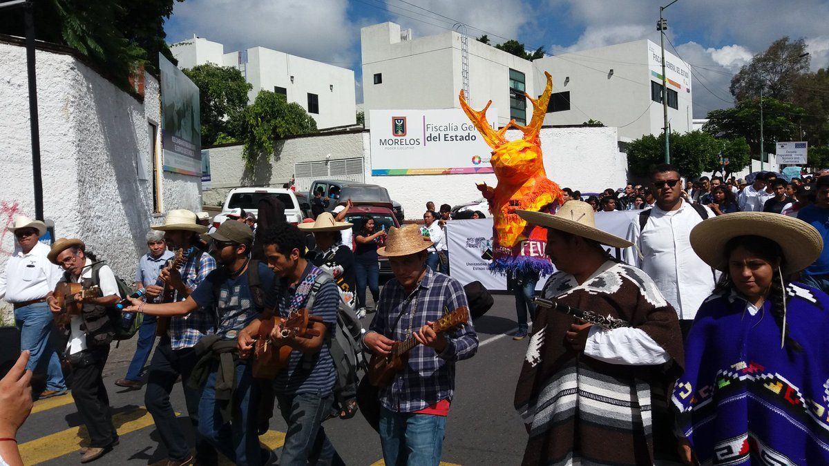 Marchan estudiantes por recursos a la UAEM Morelos - UAEM-2