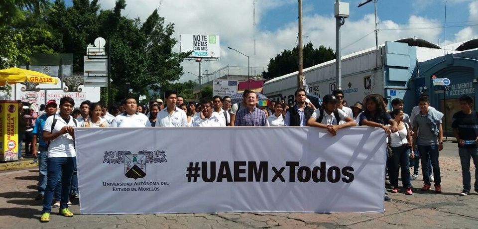 Marchan estudiantes por recursos a la UAEM Morelos
