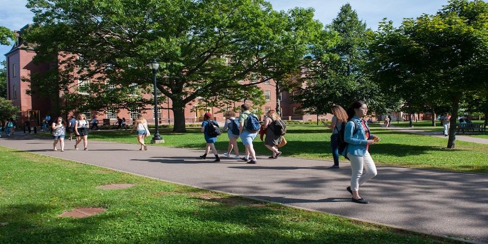 Evacuan escuelas en Canadá por potencial amenaza