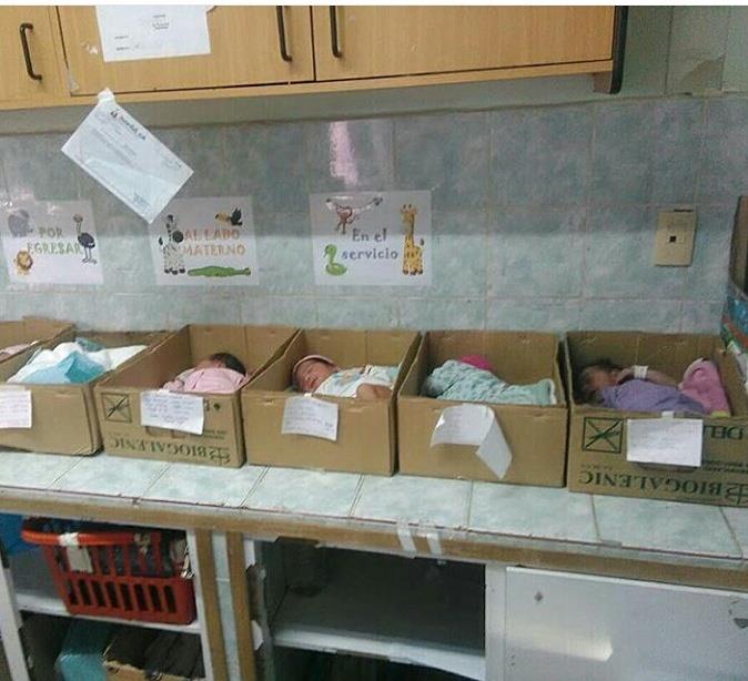 Gobierno venezolano se disculpa por colocar bebés en cajas de cartón