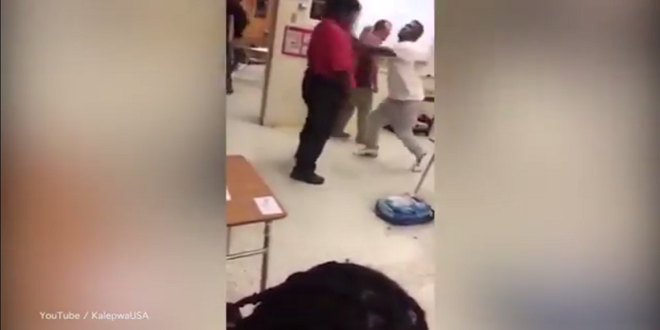 Video: profesor pelea con alumno que llegó tarde a clase