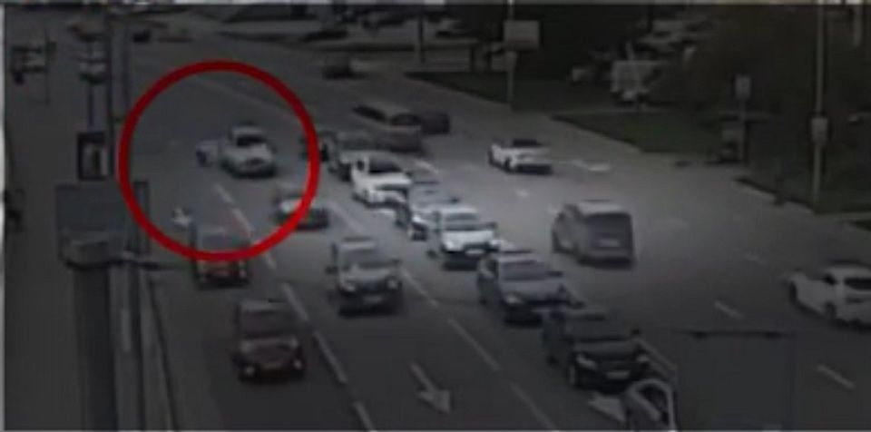 Video: peatones evitan la muerte en choque de Lamborghini con BMW