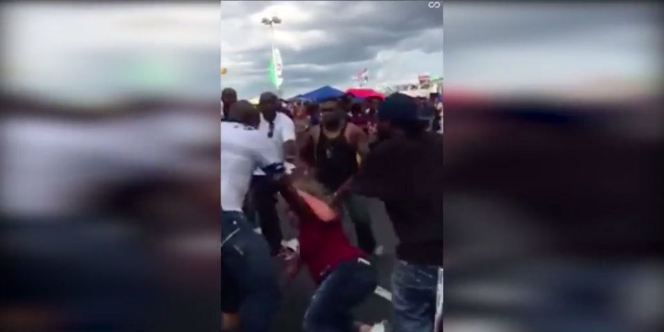 Video: aficionado de los Cowboys golpea a dos mujeres