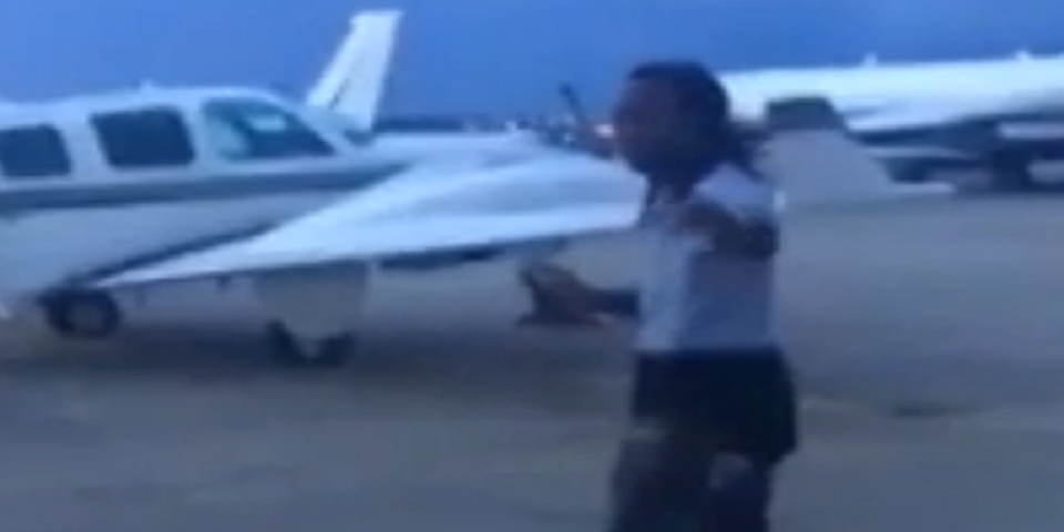 Muere en accidente aéreo, pero empuja a su novia del avión para salvarla