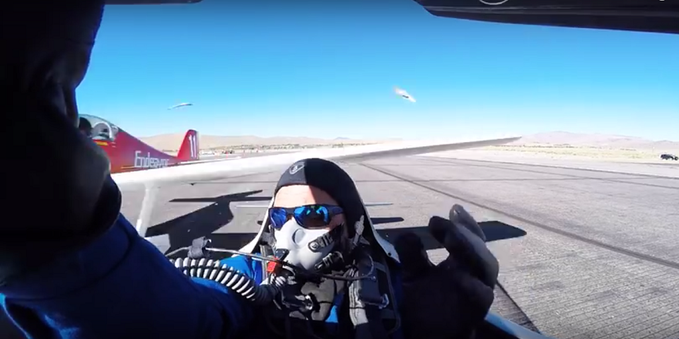 Video: piloto se salva de ser decapitado por ala de avión