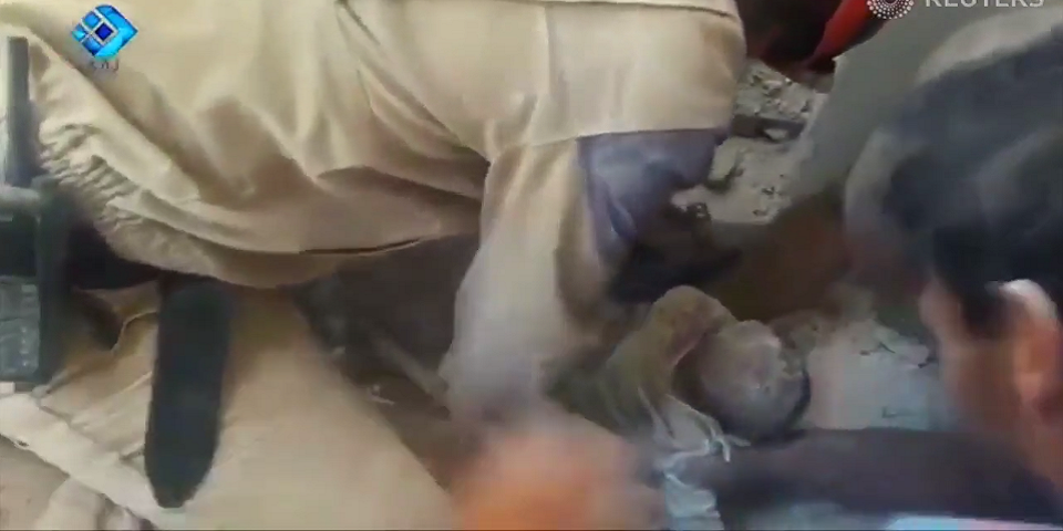 Video: el rescate del cuerpo de un bebé en Siria