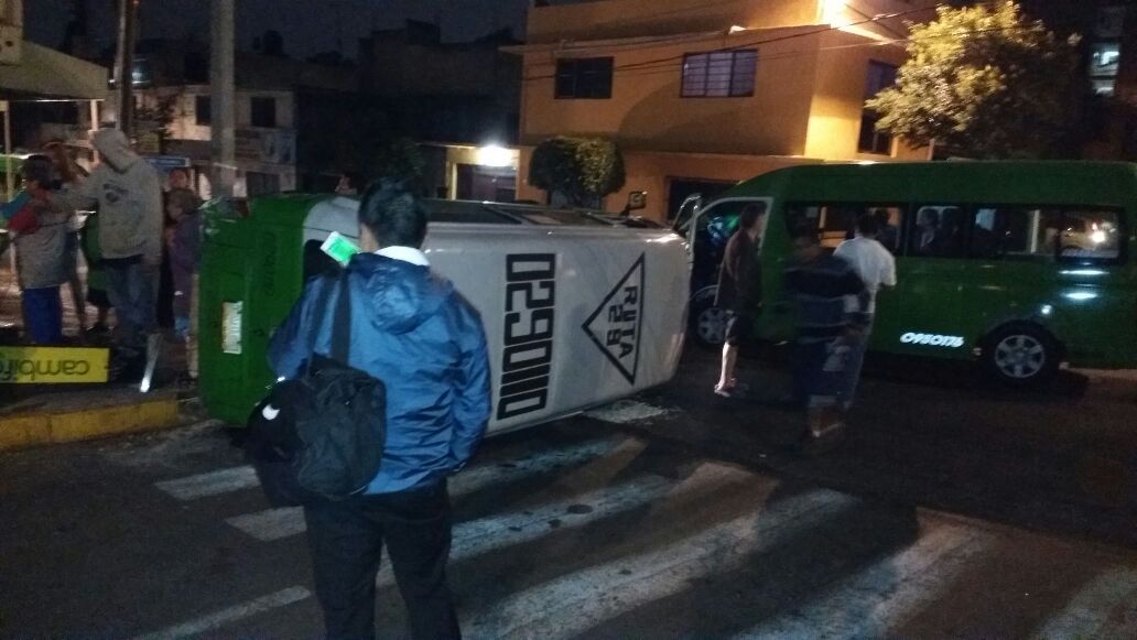 Vuelca unidad de transporte público en Coyoacán