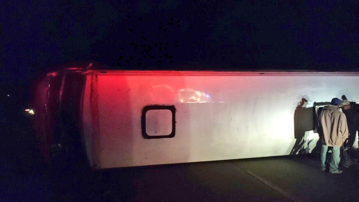 Volcadura de camión de pasajeros en Jalisco deja 14 lesionados