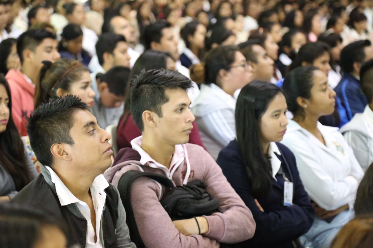 Estudiantes de nivel superior reciben becas y apoyos en Chilpancingo