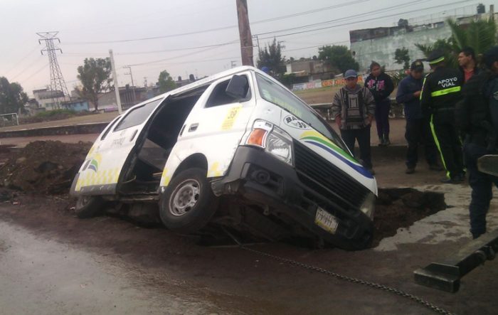 Combi cae a una zanja en Nezahualcóyotl