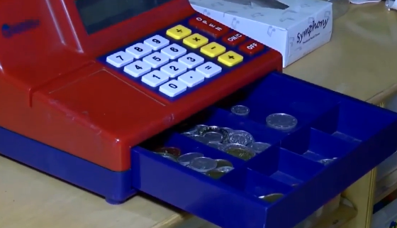 Ladrón roba dinero de juguete en Estados Unidos