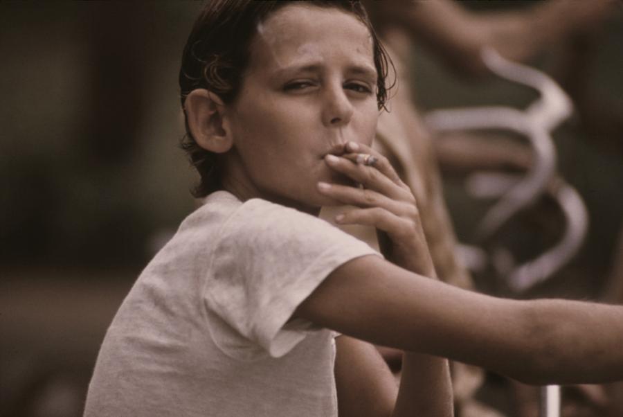 Fumar durante adolescencia triplica riesgo de asma en hijos - a-pre-teen-boy-smoking-a-cigarette-everett