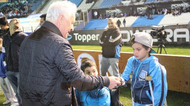 Video: niño en muletas hace túnel en estadio de Argentina - a-un-clic-2272051w640