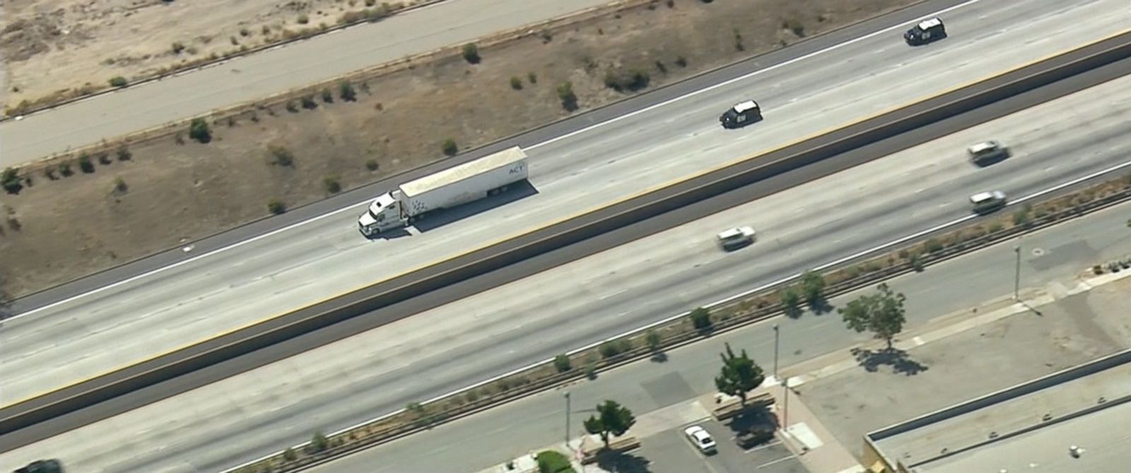 Persecución policial a tráiler en California - abc_semi_er_160913_31x13_1600