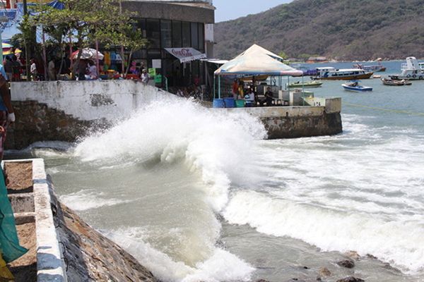 Acapulco cerrado a la navegación por mar de fondo - acapulco-3-1