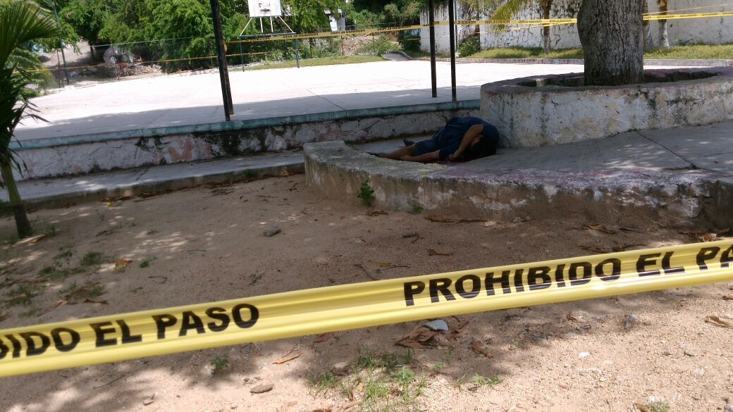 Asesinan a un hombre en parque de Acapulco Asesinan a un hombre en parque de Acapulco