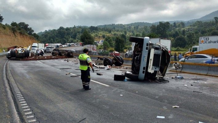 Doble volcadura en la autopista México-Puebla