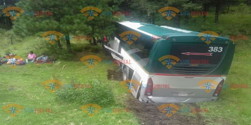 Autobús de pasajeros cae a un barranco de la carretera Cuernavaca-Toluca