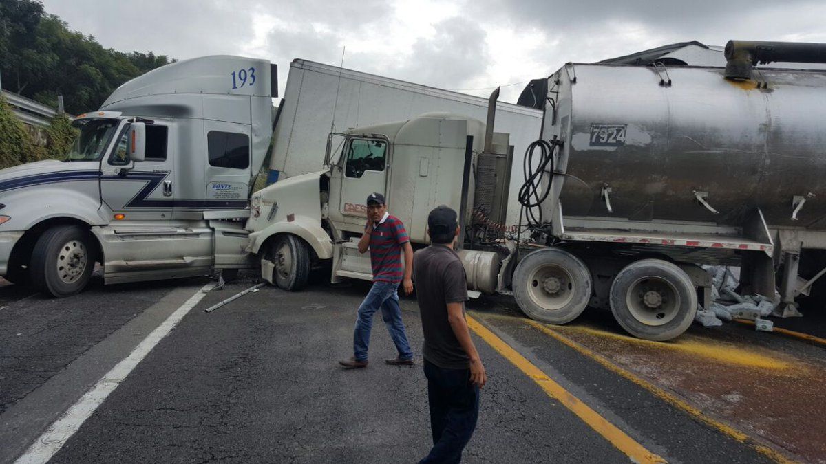 Cierran por segundo día consecutivo La Pera-Cuautla por accidente
