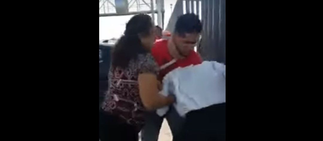Video: hombre agrede a guardia de seguridad del ISSSTE