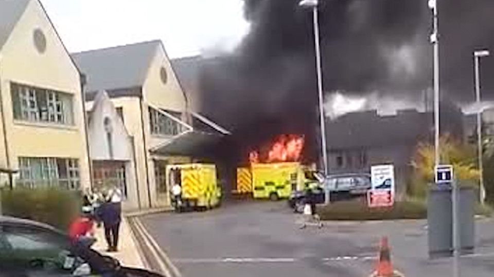 Una persona muerta y dos heridas por explosión de ambulancia en Irlanda