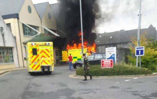 Una persona muerta y dos heridas por explosión de ambulancia en Irlanda - ambulancia-irlanda