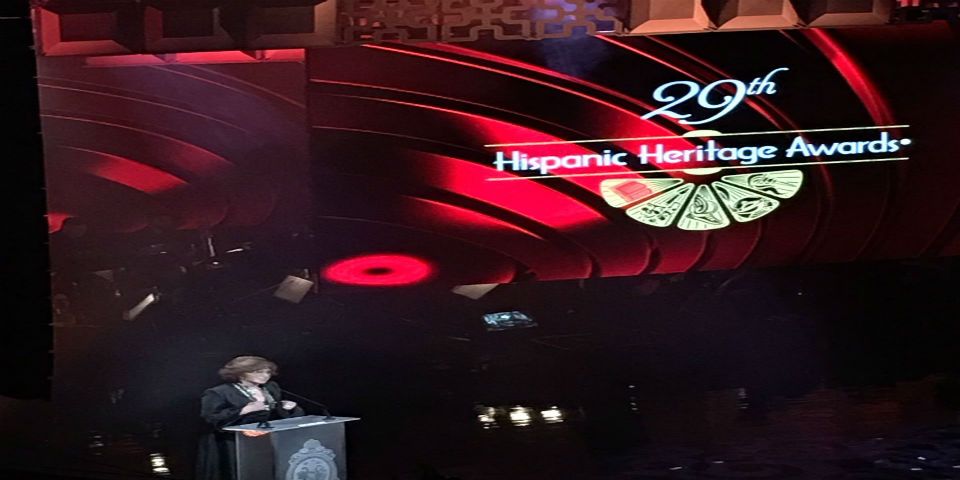 Otorgan Premio Leyenda a Angélica María